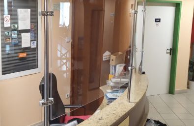 Plexi védőfal gyártás recepciós pultra egy hotel számára